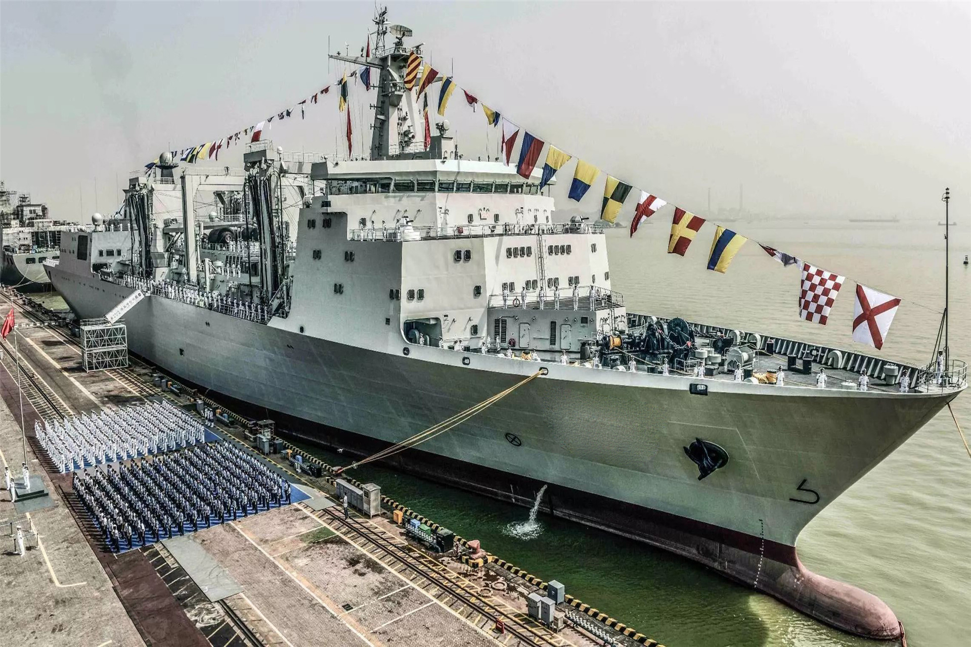 中国海军首艘自主研制新型综合补给舰“呼伦湖”舰