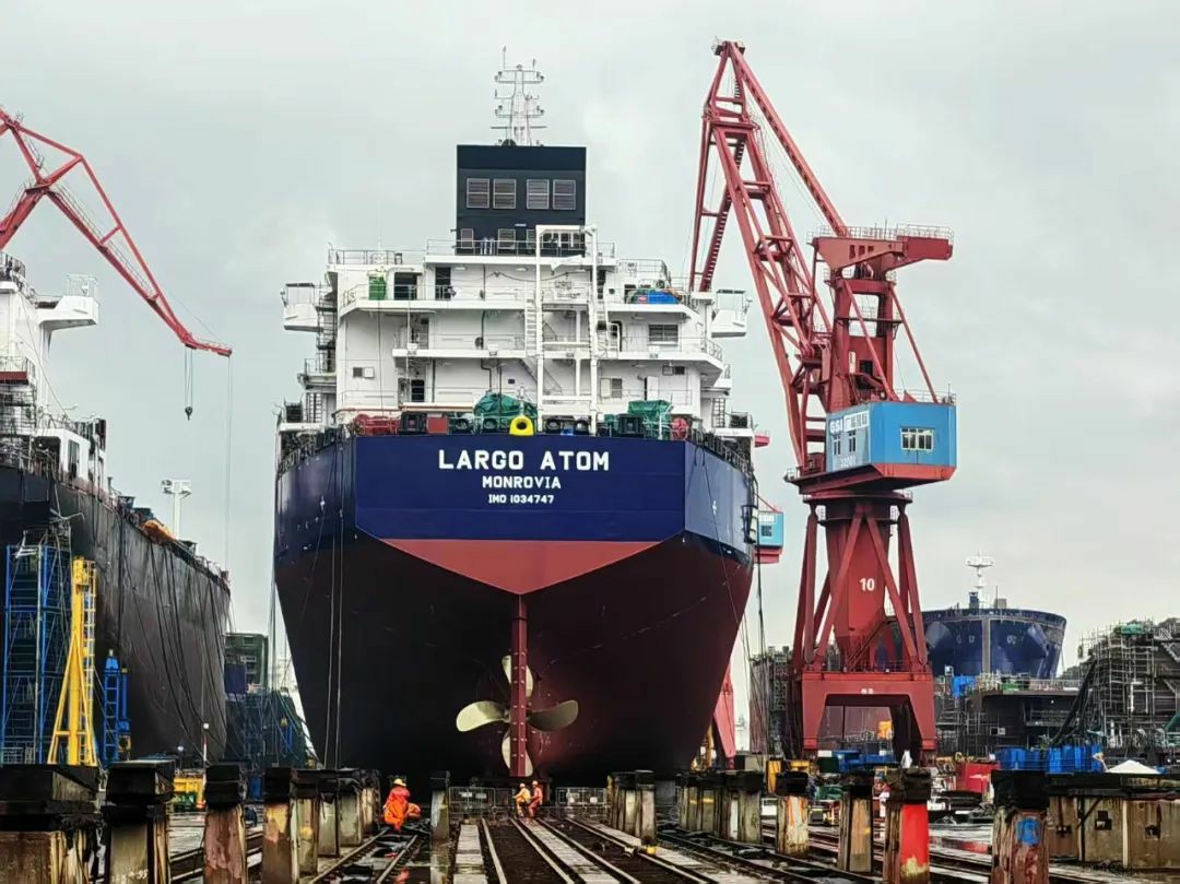 617甲醇双燃料下水01.jpg